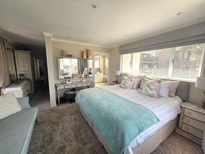 5 Bedroom Property for Sale in Outeniqua Strand Western Cape